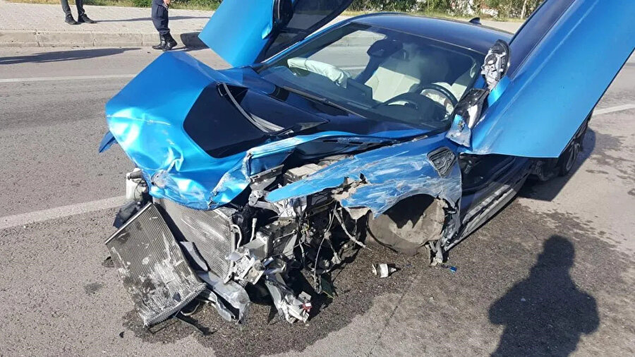 Bariyerlere çarpan lüks otomobilin son hali.