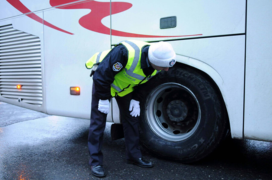 Trafik polisleri kış lastiği uygulaması kapsamında ticari araçları denetledi.