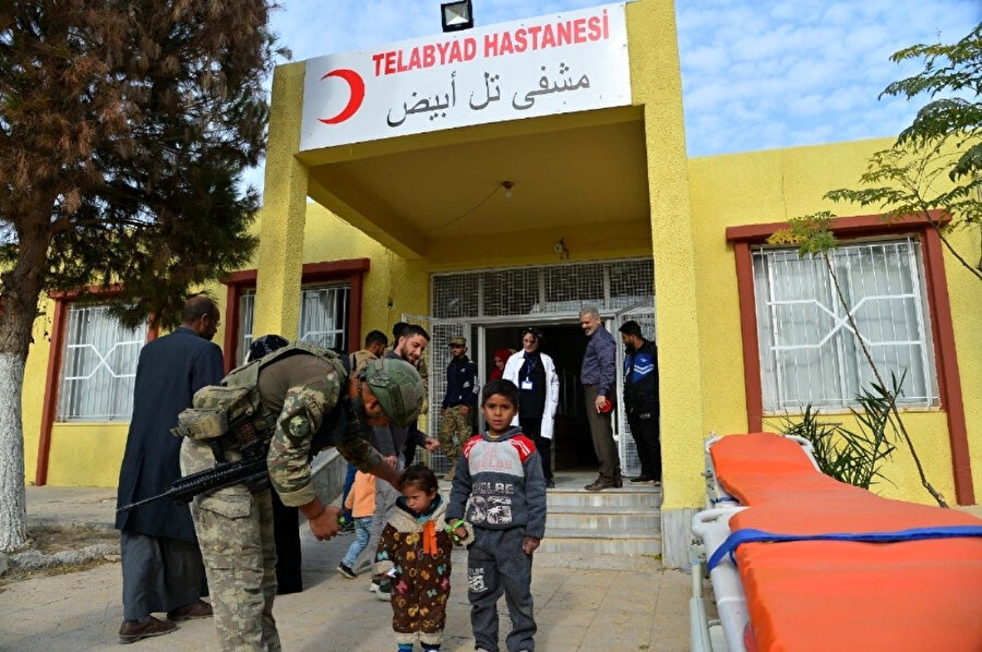 Türkiye, Tel Abyad Hastanesinde hastalara yardım ediyor.