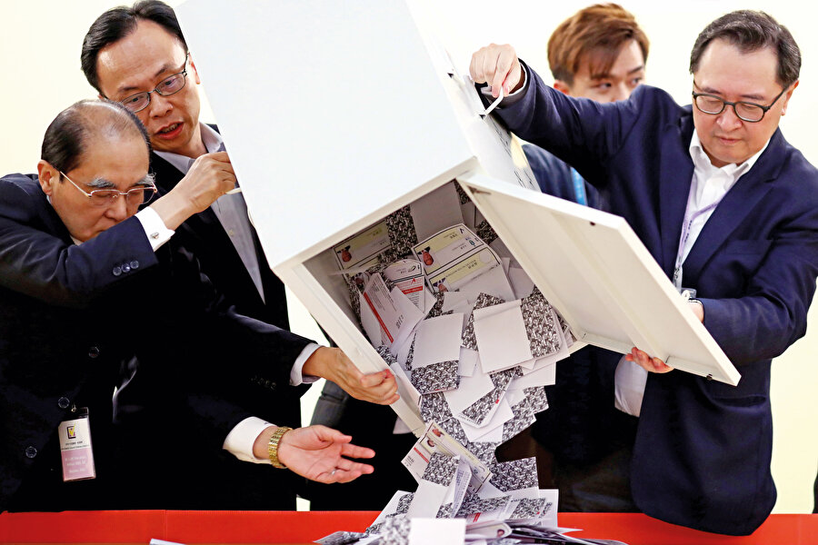 Yüzde 71 ile Hong Kong’un kısa ve kırılgan demokrasi tarihinin en yüksek katılımlı seçimi unvanını hak eden oylamada Pekin yanlıları tek kelimeyle hezimete uğradı. 