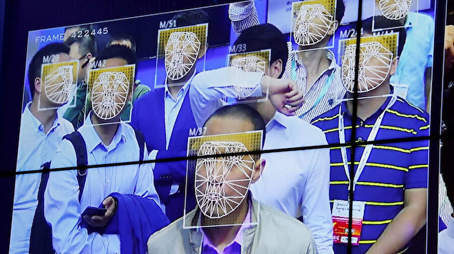 Çin, yüz tanıma sistemlerini birçok farklı noktada aktif olarak kullanıyor. Böylece artık operatörlerin de yeni bir SIM kart satarken müşterilerin yüz hatlarını kaydetmesi gerekiyor.