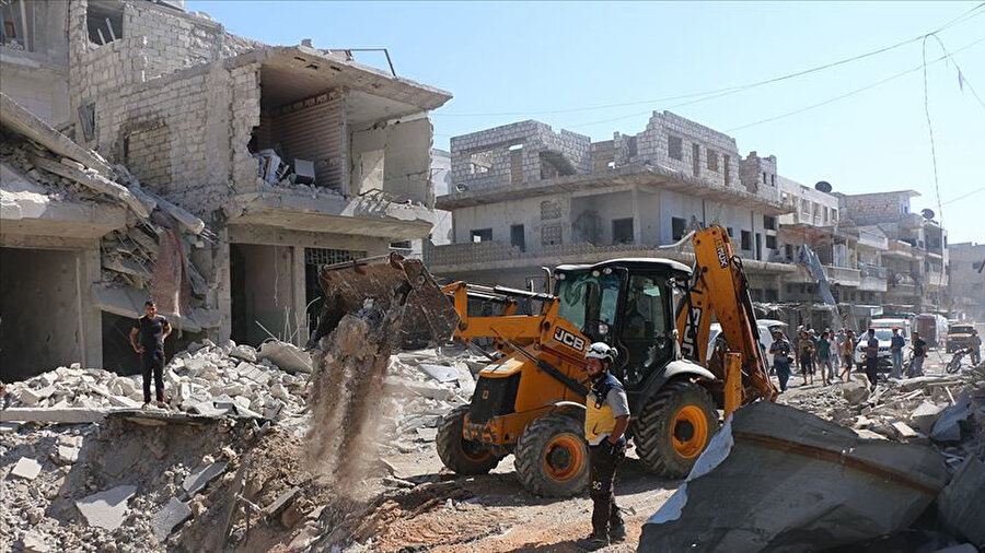 Sivil Savunma ekipleri olay yerinde arama kurtarma ve enkaz kaldırma çalışmalarını sürdürüyor.