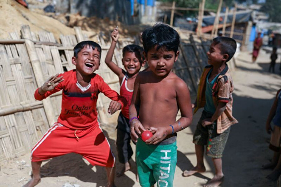 Bangladeş'teki Cox's Bazar bölgesinde mülteci kamplarında oyun oynayan Arakanlı çocuklar.