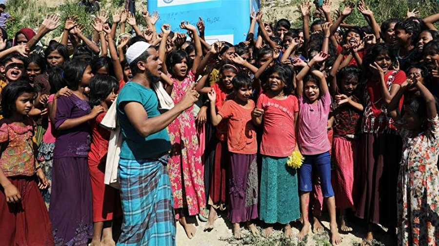 Bangledeş ve Myanmar Arakanlı mülteci çocukların özel okullarda farklı bir müfredatla eğitim almasına müsaade etmiyor.