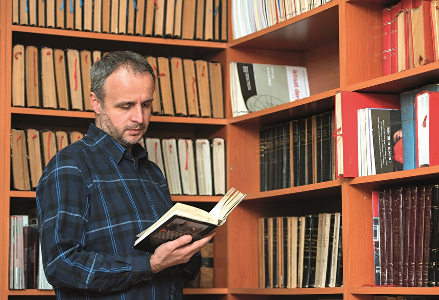 Prof Dr. Yunus Kaya, "Gençler dine çok bireysel yaklaşıyor. İnanç konusunda da ibadet konusunda da aklına yatmadığını düşündüğü şeyleri kabul etmeyip yapmayabiliyorlar." ifadesini kullandı.