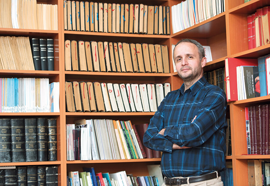 Prof. Dr. Yunus Kaya Sözlerine şöyle devam etti; Gençlerin çoğunluğu kendi akranlarının bulunduğu kulüplerde faaliyet gösteriyor. Onun dışında meşrebi ne olursa olsun vakıf, dernek, örgütlere katılım ve üye olma oranları yüzde 2-3’lerde geziyor. Buradan şunu okuyabiliriz, gençler birbirlerine güveniyor, ama yetişkinlere ve topluma güvenmiyor.