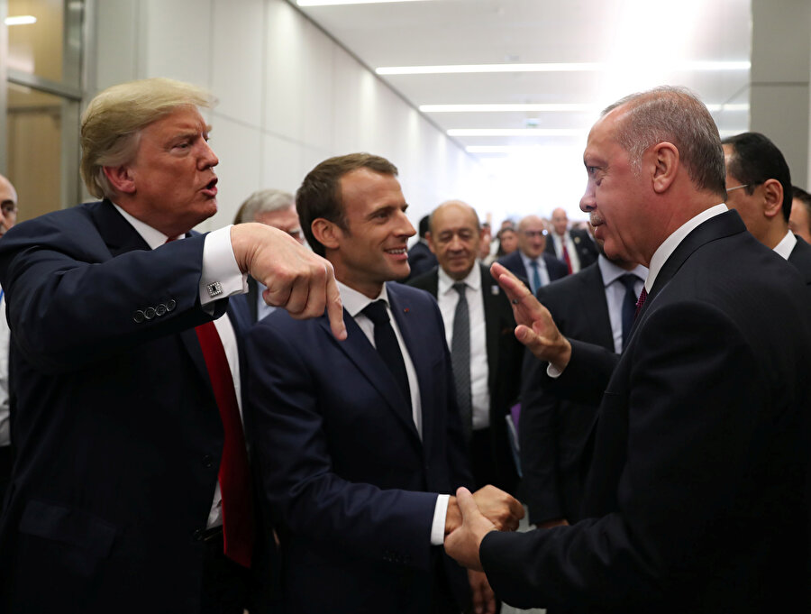 2018'de Brüksel'de gerçekleşen zirvede Cumhurbaşkanı Recep Tayyip Erdoğan, ABD Başkanı Donald Trump ve Fransa Cumhurbaşkanı Emmanuel Macron yan yana görünüyor.