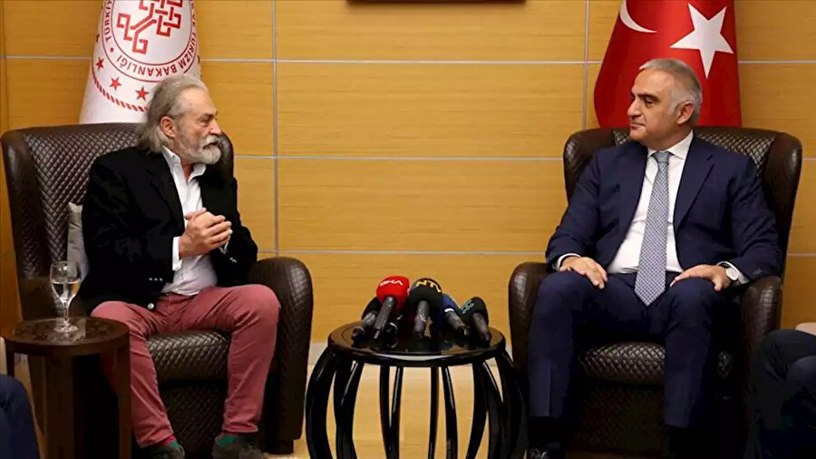 Kültür ve Turizm Bakanı Ersoy, Haluk Bilginer'i tebrik etti.