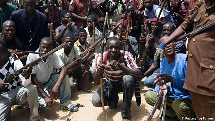 Geleneksel silahlarıyla Boko Haram'a karşı mücadele veren avcılar.