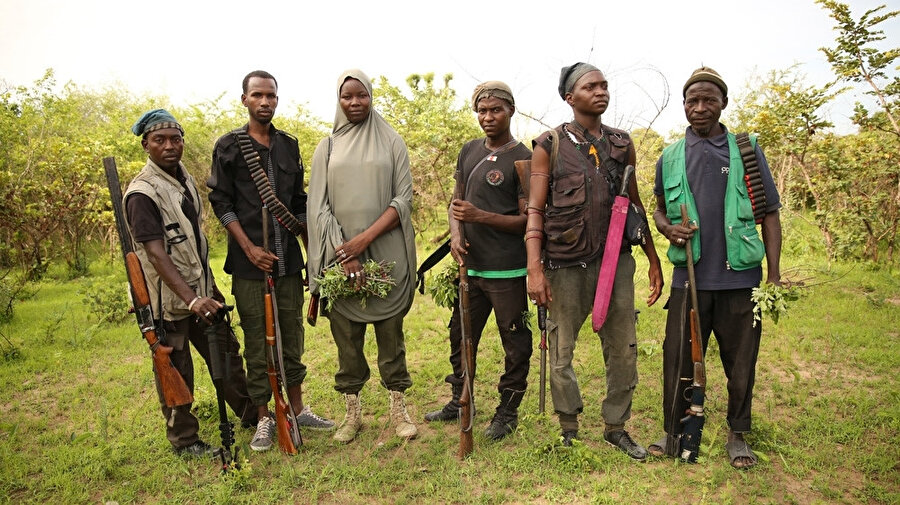 Boko Haram avcısı Ayşe Bakari Gumbi, diğer avcılarla birlikte sahada.
