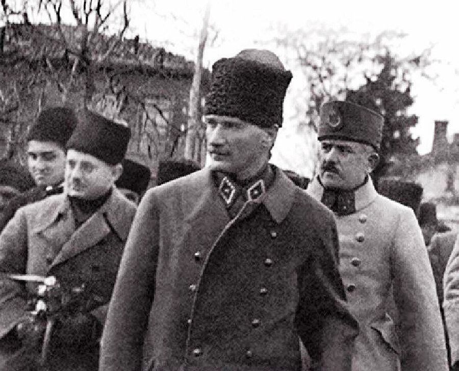 Mustafa Kemal ve arkasında Kazım Karabekir...