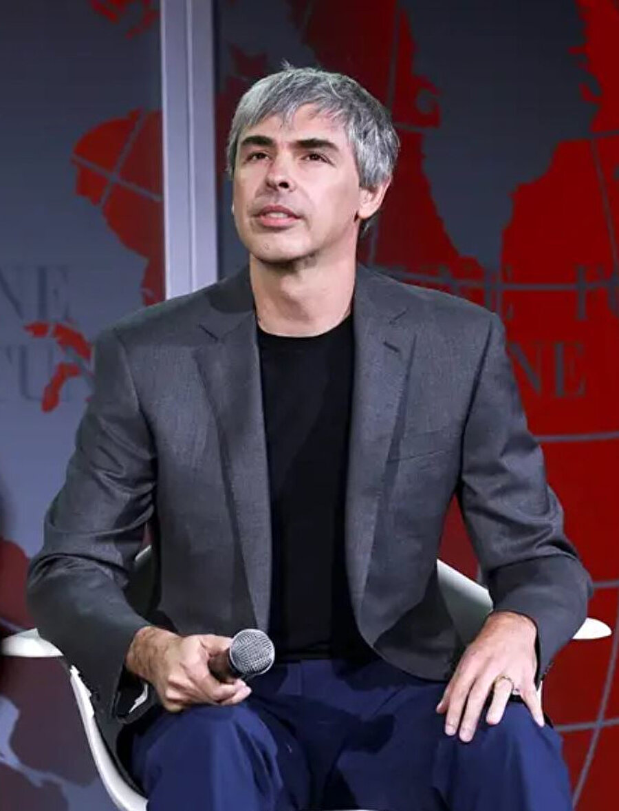 Larry Page, Alphabet CEO'su olmasına rağmen Google'ın çatı şirketiyle alakalı herhangi bir konuda kameraların karşısına geçmiyor.