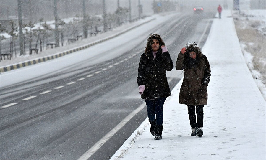 Ankara ve Ardahan kar yağışıyla güne merhaba dedi. 