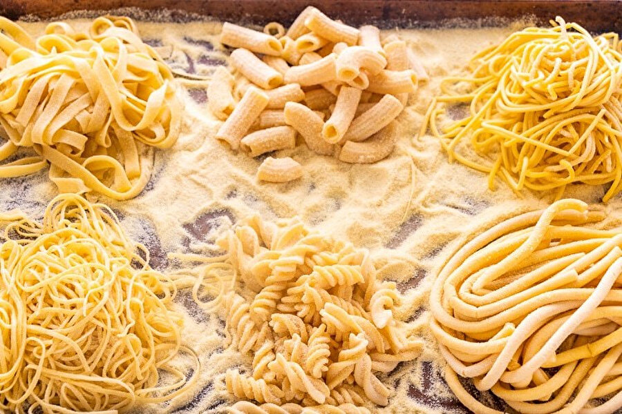 Макаронные изделия тесто. Макароны из теста. Живые макароны. Тесто для спагетти. Тесто для макарон.