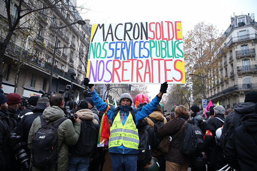 Fransa'daki grevde bir protestocu böyle görüntülendi.