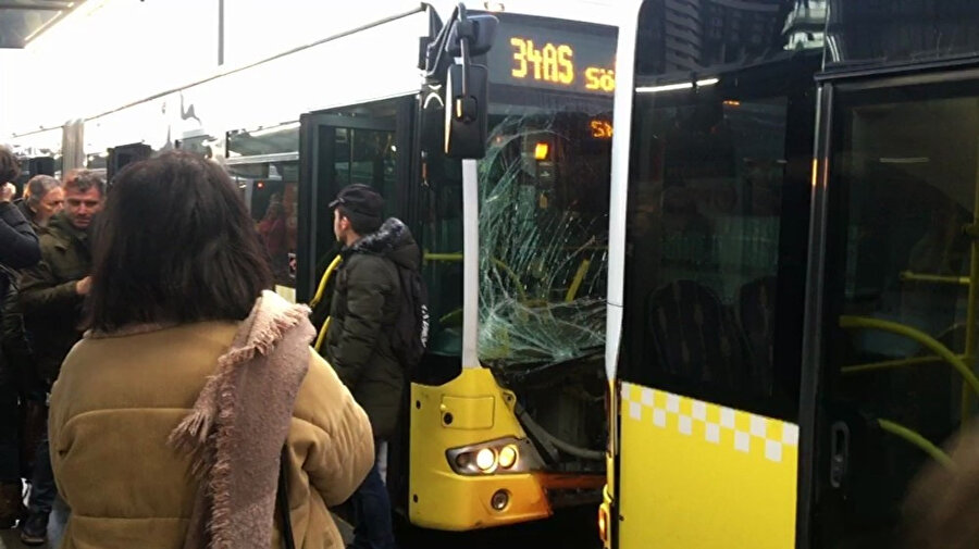 İstanbul Fikirtepe'de iki metrobüs kaza yaptı.