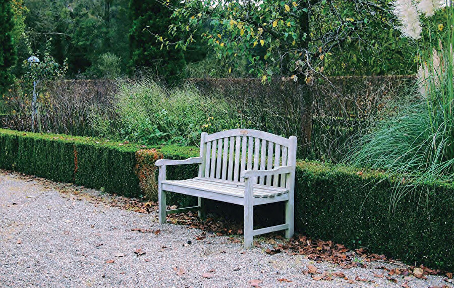 Öte yandan haz alabilmek için de hisse muhtacız. Fakat bir kısım insan, türlü türlü hazların hepsinden de ne adına ilânihaye vazgeçebilmekte?