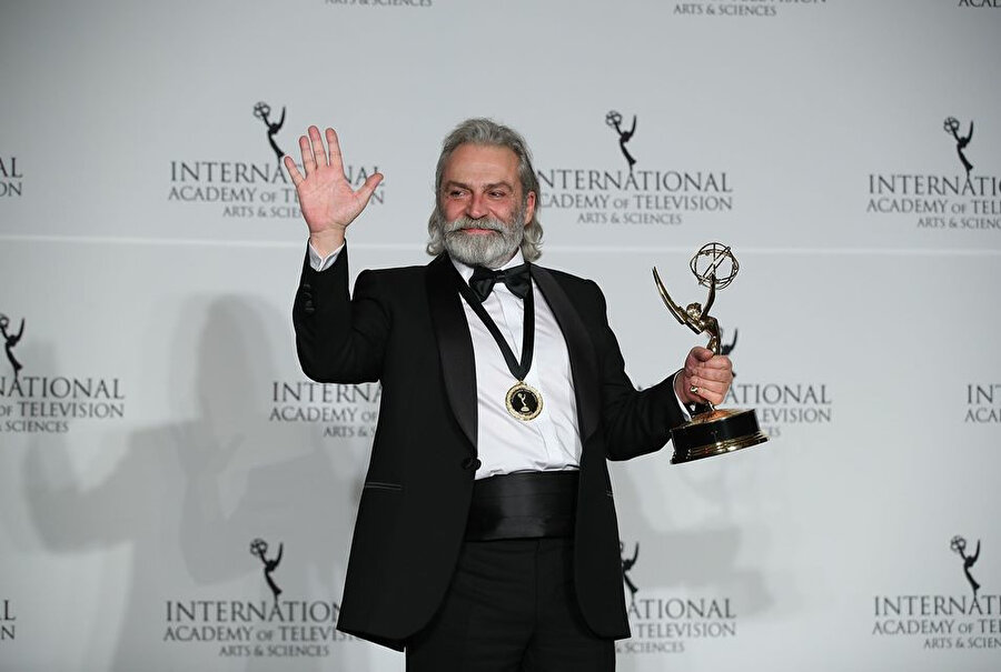 Uluslararası Emmy Ödülleri'nde En İyi Erkek Oyuncu ödülünün sahibi olan Haluk Bilginer