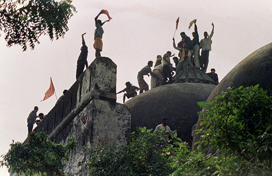 Hindistan'ın Uttar Pradeş eyaletinde Hindular tarafından yıkılan Babri Camisi.