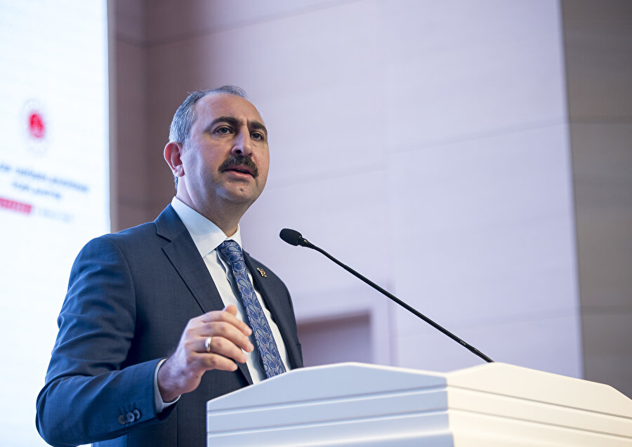 Adalet Bakanı Abdulhamit Gül, Ceren Özdemir'in katilinin açık cezaevine alınması ve firar etmesi konusunun tüm yönleriyle soruşturulduğunu söyledi.