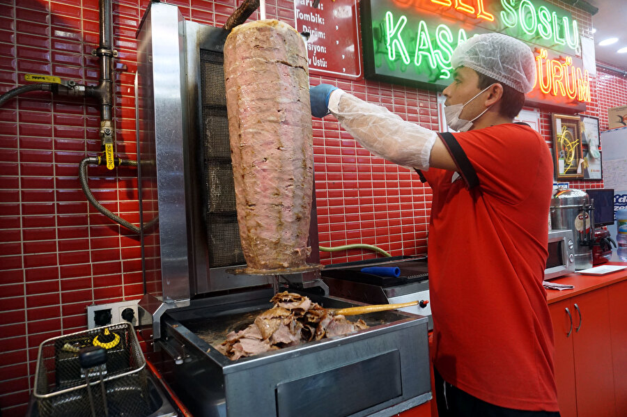 Döner ustaları et dönerin 15 liradan az olmaması eğer ucuzsa yağ hilesi olduğunu söylüyor