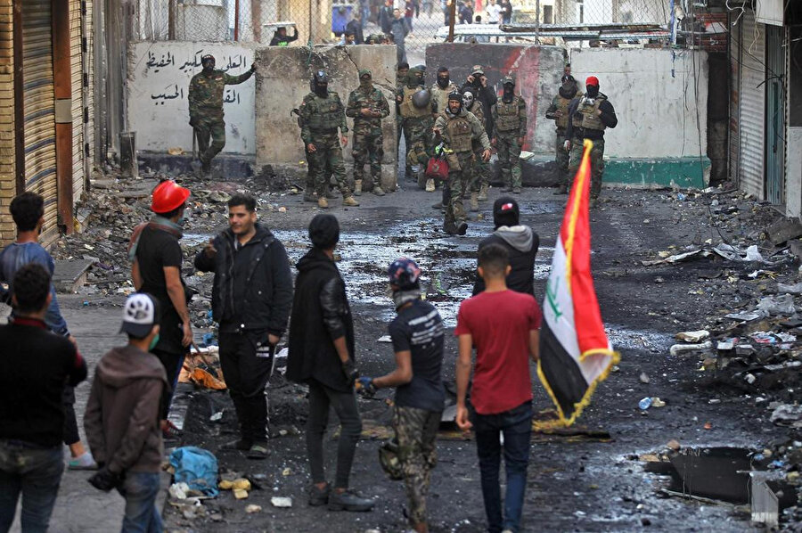 Irak'ta göstericiler, siyasi süreci yakından takip ediyor.
