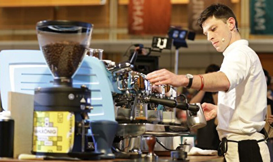 Kahve makinesinde kahve hazırlayan barista