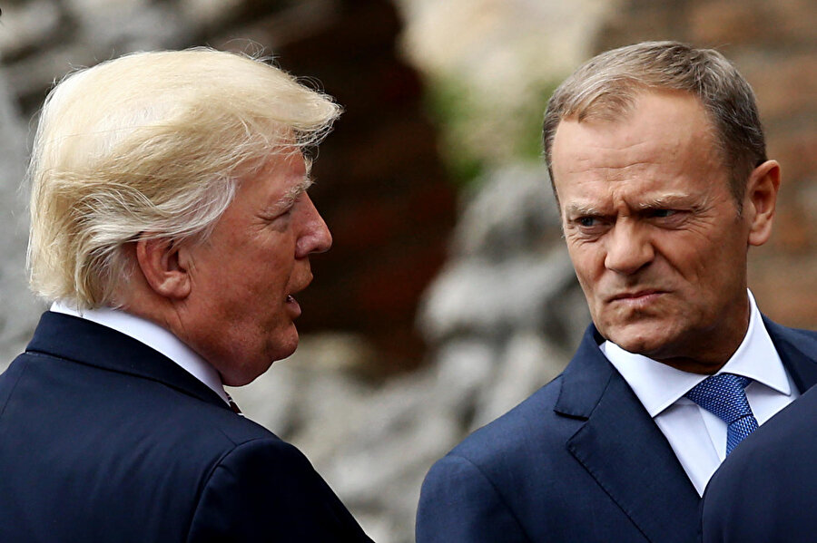 Tusk'ın eliyle silah işareti yaptığı ve Trump'a doğrulttuğu fotoğraf, bir Twitter hesabı üzerinden paylaşıldı