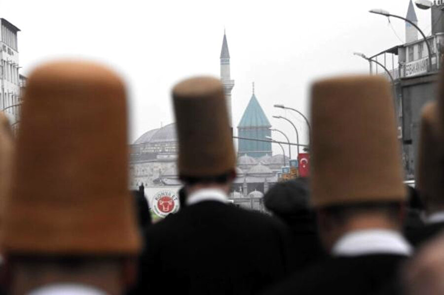 Konya'da Mevlana'nın ölüm yıl dönümü nedeniyle her yıl 7-17 Aralık tarihlerinde törenler düzenleniyor.