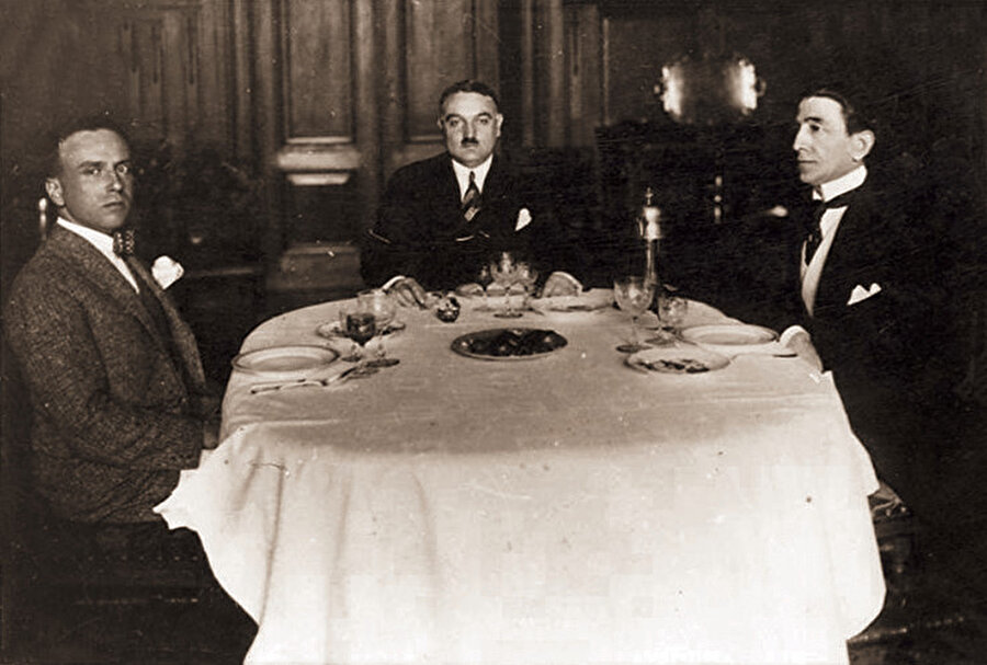 Yahya Kemal yemek masasında