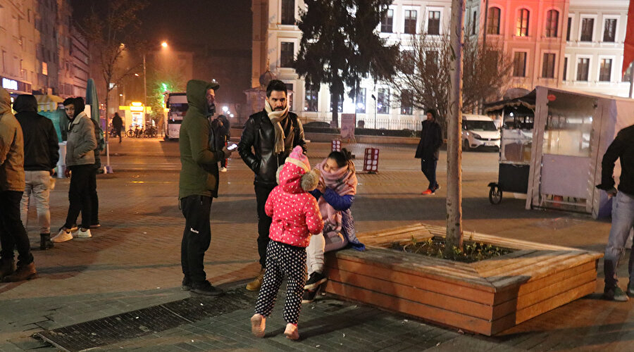 Vatandaşlar çocukları ile birlikte soğuk havada deprem korkusu dışarıya attı