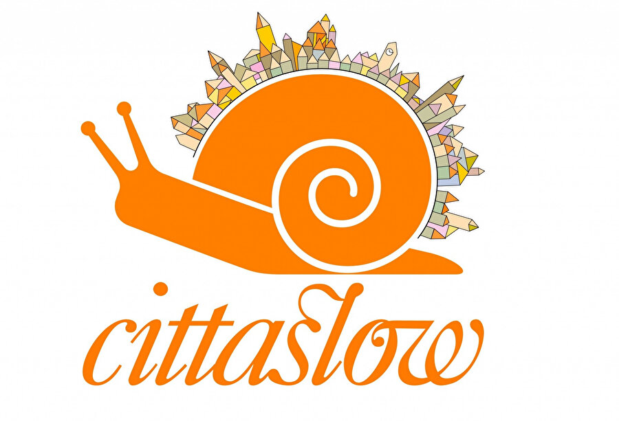 İtalyanca citta (şehir) ve İngilizce slow (yavaş, sakin) kelimelerinin birleştirilmesiyle “cittaslow” un logosu salyangoz