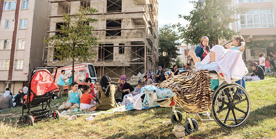 İnsanlar azdığı için deprem bir ilâhi ceza şeklinde tecelli etmedeymiş; ibret alalım, akledelim diye.