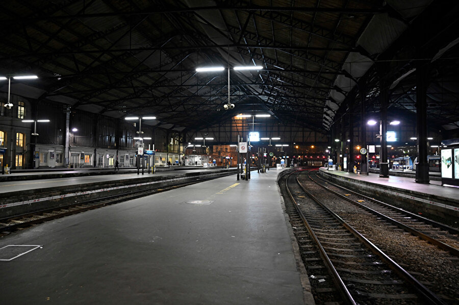 Fransa'da tren istasyonları bomboş kaldı