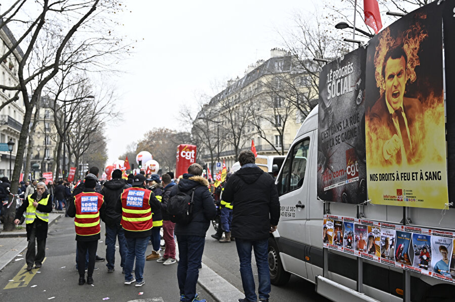 Grevde etrafa Macron afişleri de asıldı