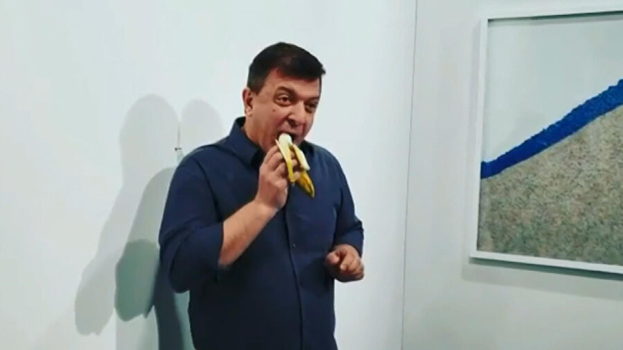 Duvara bantlanmış muzu yiyen David Datuna