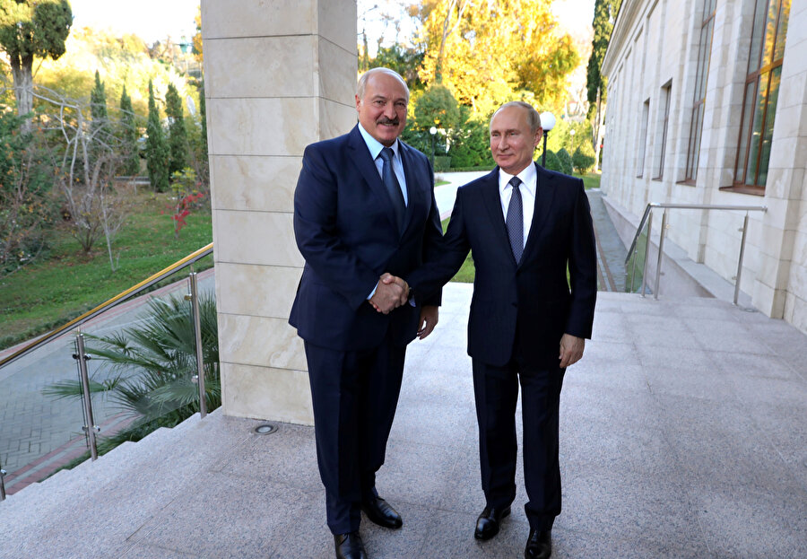 Rusya Devlet Başkanı Vladimir Putin ile Belarus Devlet Başkanı Aleksandr Lukaşenko el sıkışırken -Reuters