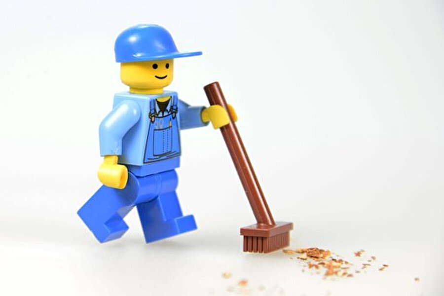 Lego yerleri süpüren insan figürü