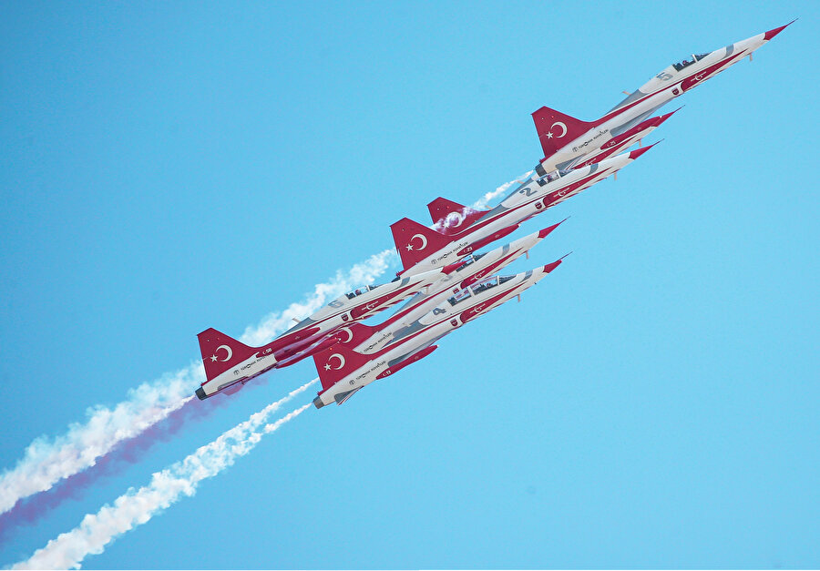 Hava kuvvetlerinin stratejik ulaştırma uçağına binince sanki bir Hollywood filmine ışınlanıyorsunuz. 