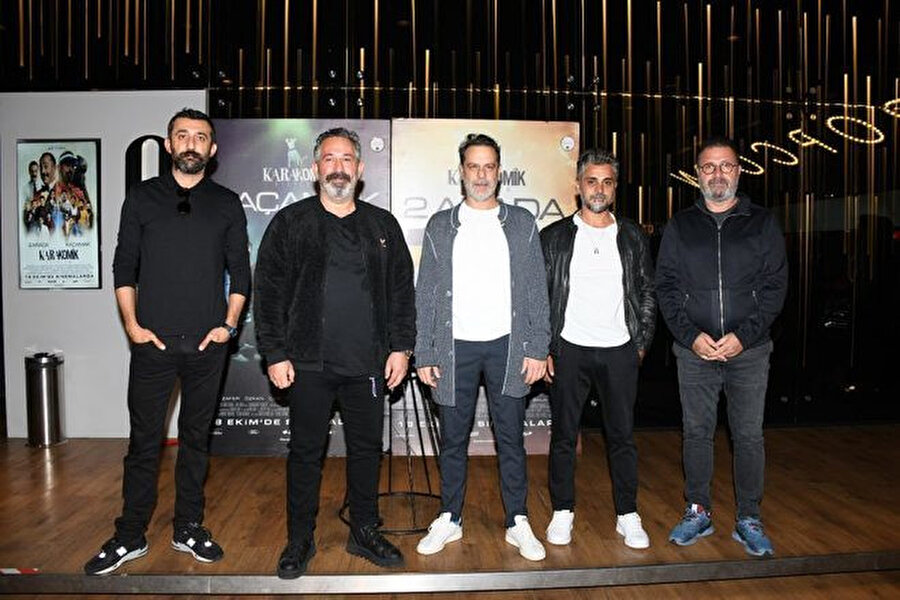 Cem Yılmaz filmin galasında "İçinde bir sürü sosyal hadise, eğlence, güldüğümüz, merak ettiğimiz, kafamıza takılan şeyleri anlattığımız bir filmler oldu" diye konuşmuştu ama film gişe başarısı gösteremedi.....