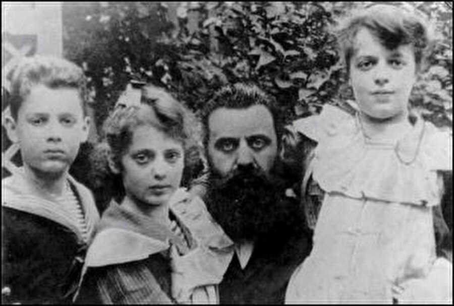 Theodor Herzl ailesiyle görülüyor...