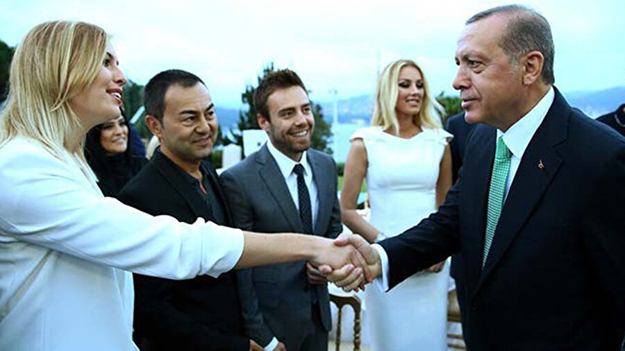 Serdar Ortaç eski eşi Chloe Loughnan ile Cumhurbaşkanı Erdoğan'ın verdiği iftar davetine katılmıştı. 