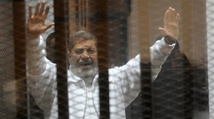 Mısır'ın demokratik yöntemlerle seçilmiş ilk Cumhurbaşkanı Muhammed Mursi'ye 3 Temmuz 2013'de darbe yapılmış, cezaevine atılmıştı.. 17 Haziran 2019 yılında mahkeme salonunda ifade verirken kalp krizi sonucu vefat etti...