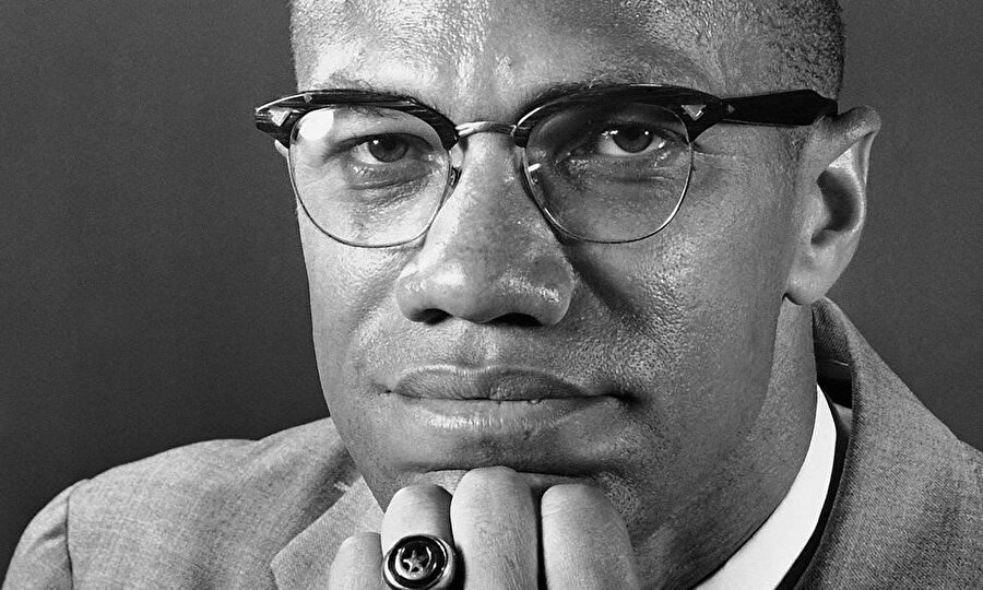 Malcolm X 19 Mayıs 1925 senesinde Nebraska'da dünyaya gelmiş, 21 Şubat 1965'de Audubon Ballroom'da suikastle öldürülmüştü...