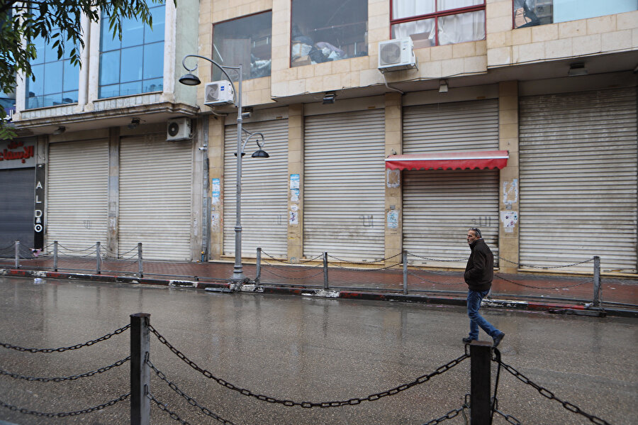 El Halil'de greve destek veren esnaf kepenk kapattı. 