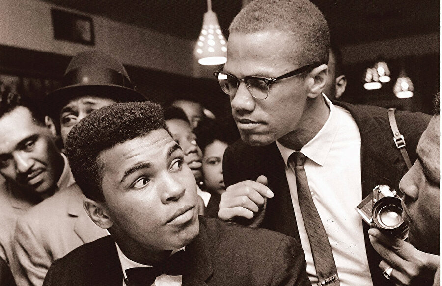 Malcolm X ve Muhammed Ali. İkisi de hayatlarına buluğ çağından itibaren Hıristiyan olarak başladılar. Ve ikisi de daha sonra Müslüman oldular ...