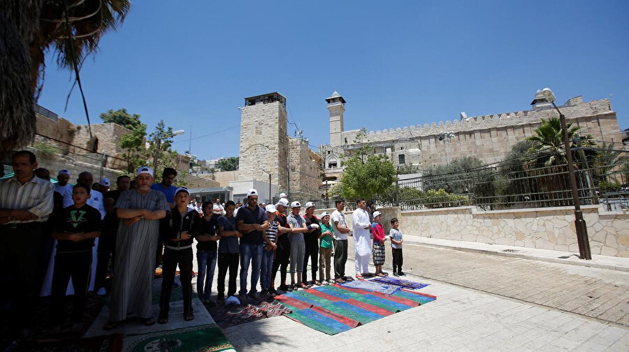 Filistinlilere vakit namazlarını El Halil'deki Harem-i İbrahim Camisi'nde kılmaları çağrısı yapıldı.