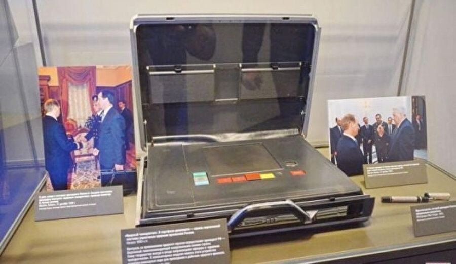 Nükleer çanta ve Putin'in yanında taşındığını gösteren fotoğraflar