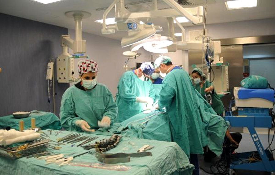 Akdeniz Organ Nakli Günleri kapsamında canlı yayında nakil işlemi gerçekleştirildi.