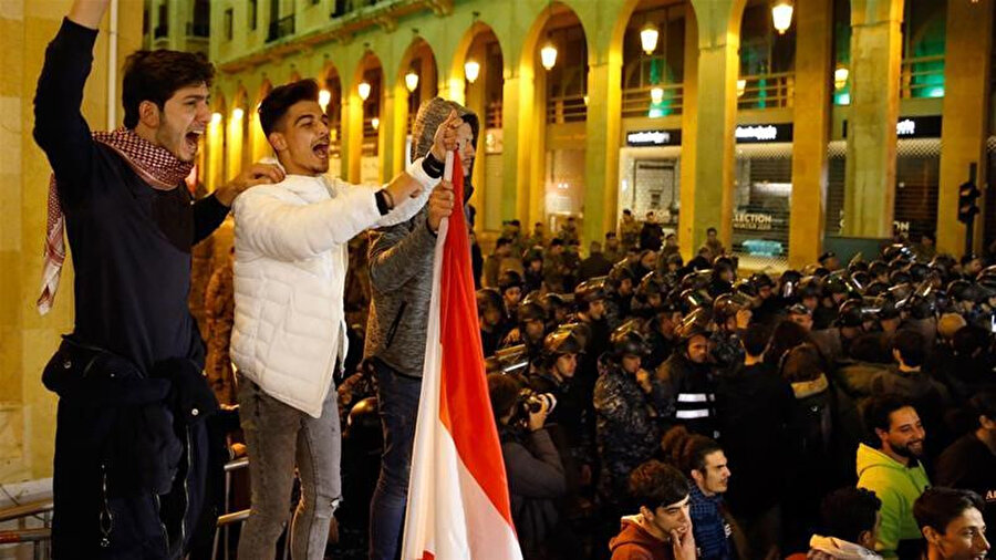 Eski Başbakan Said Hariri'nin isminin yeniden gündeme gelmesi üzerine parlemonto binası önünde protesto gösterisi düzenlendi.